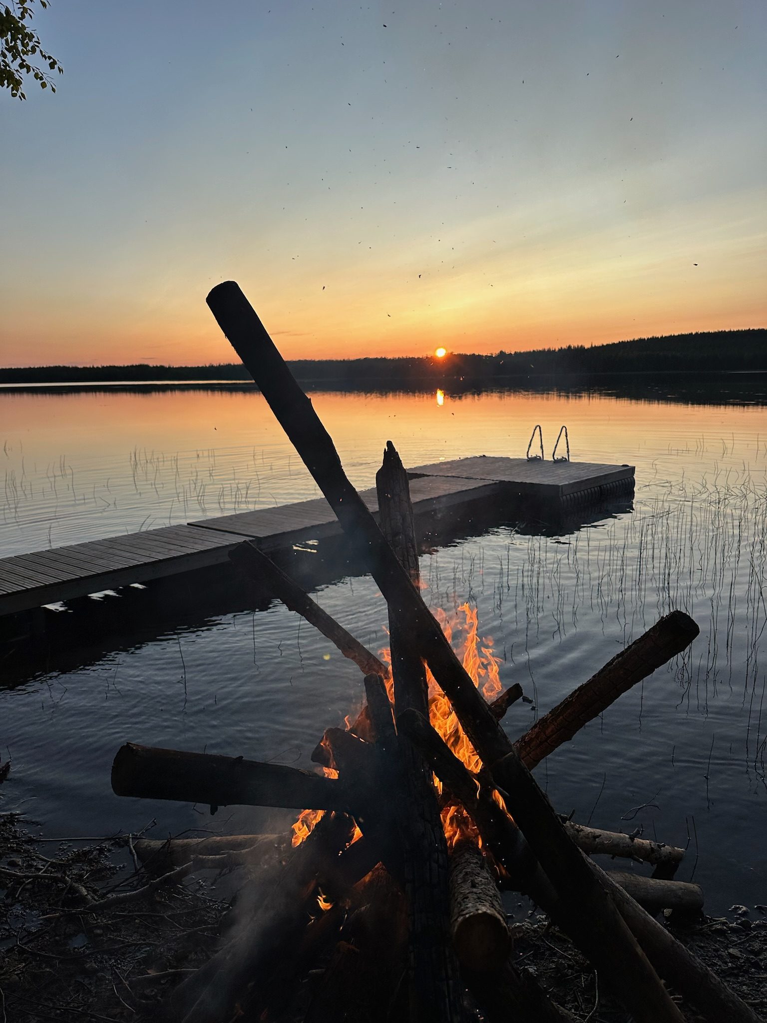 Nuotioilta järven rannalla