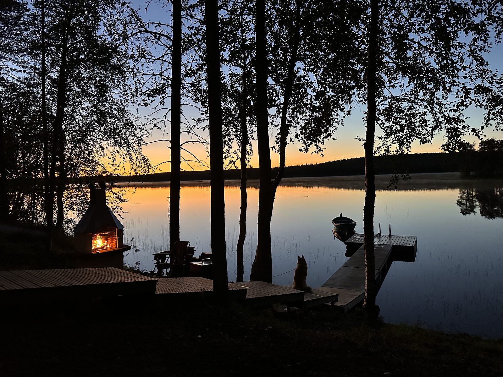 Iltanuotio järven rannalla