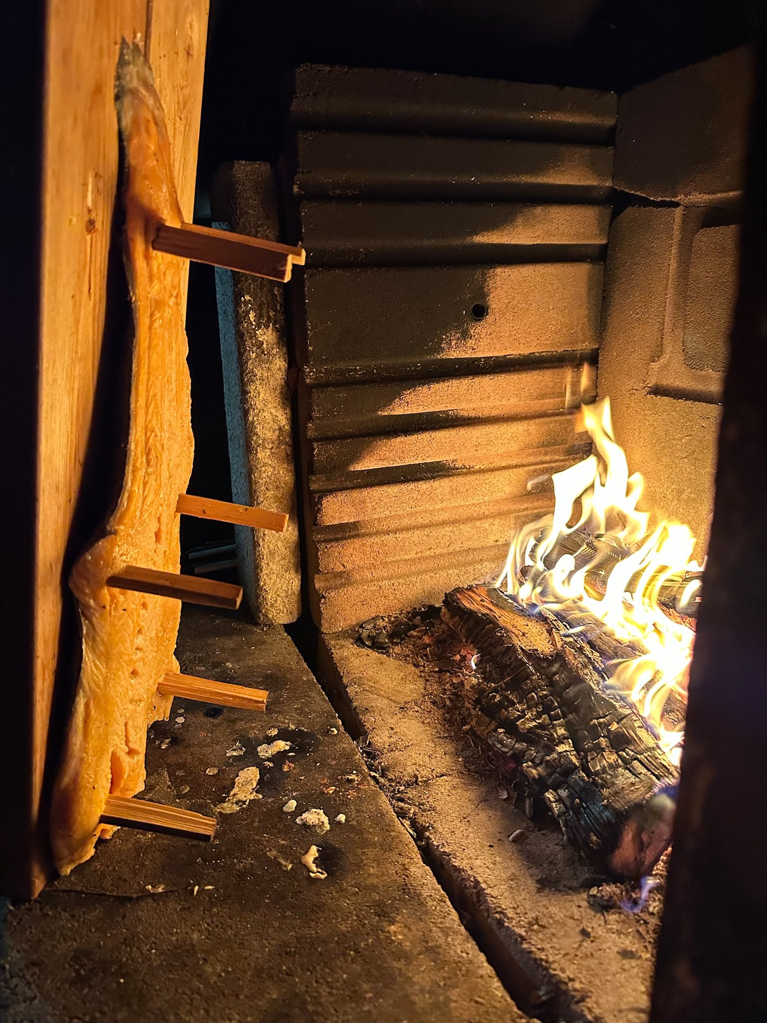 Loimutettua lohta nuotiolla